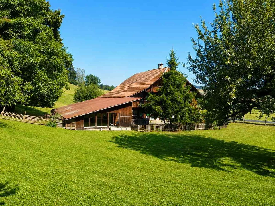 Leben auf dem Land: Bauernhaus mit Scheune
