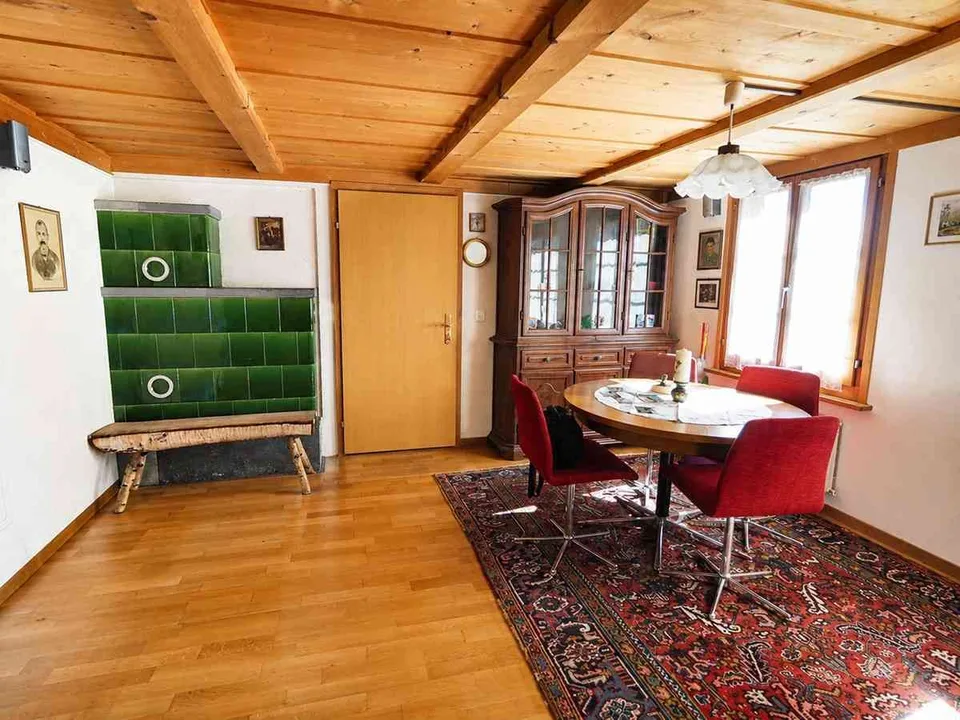 Leben auf dem Land: Bauernhaus mit Scheune