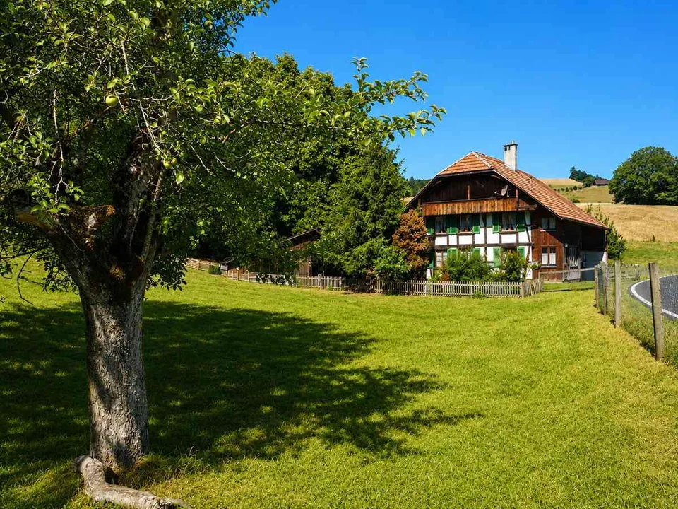 Leben auf dem Land: Bauernhaus mit Scheune