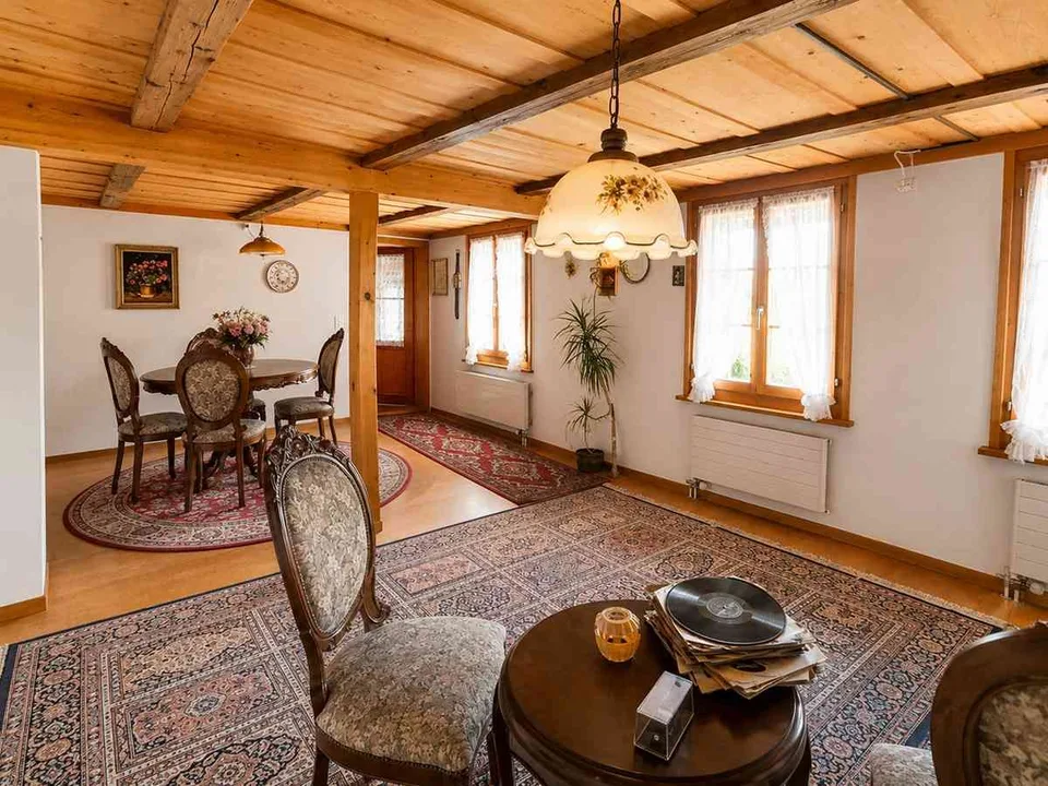 Leben auf dem Land: Bauernhaus mit Scheune
