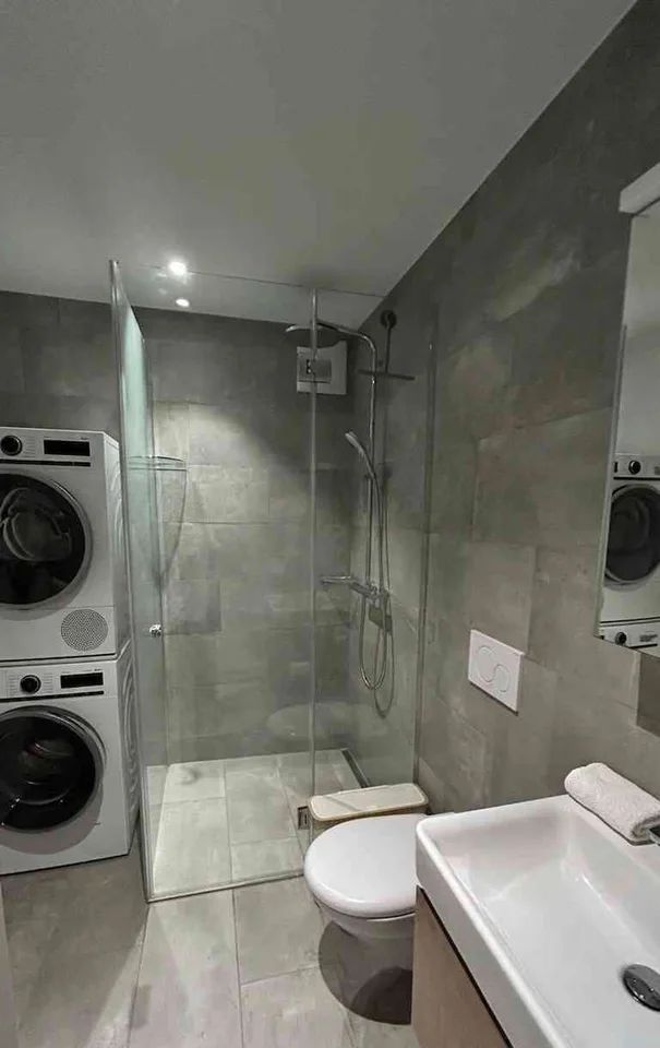 Moderne und helle 3.5-Zimmer-Neubauwohnung mit Balkon, Lift und Parkpl