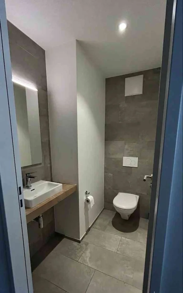 Moderne und helle 3.5-Zimmer-Neubauwohnung mit Balkon, Lift und Parkpl