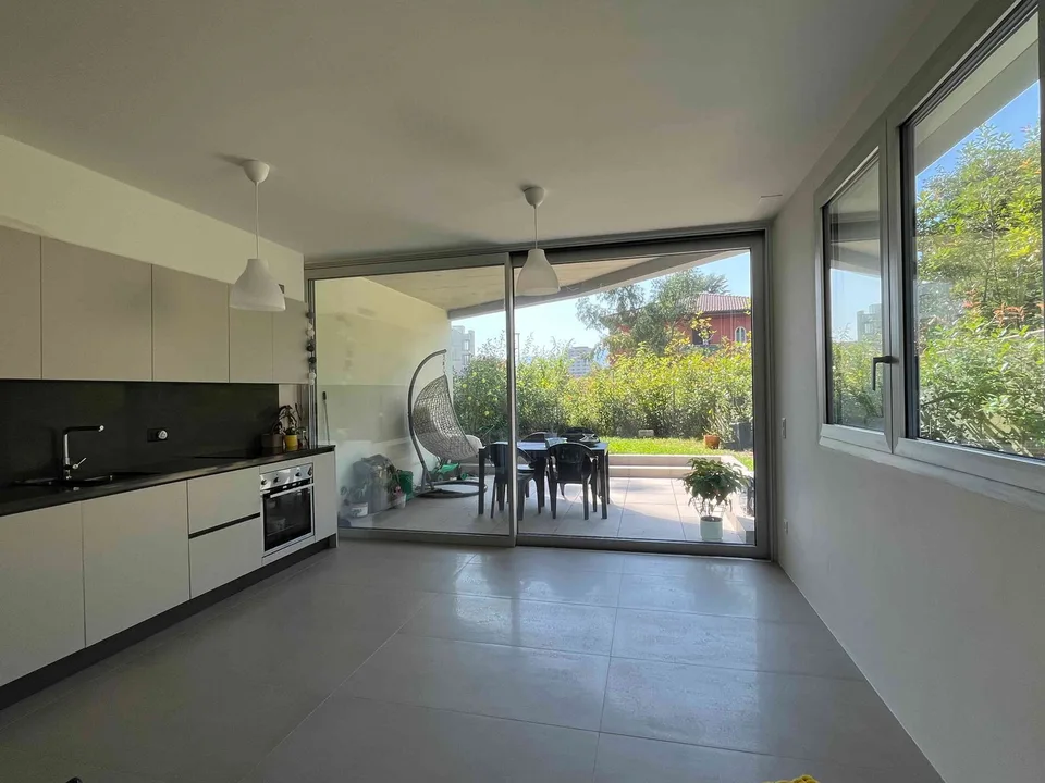 Moderno 2.5 con giardino privato
