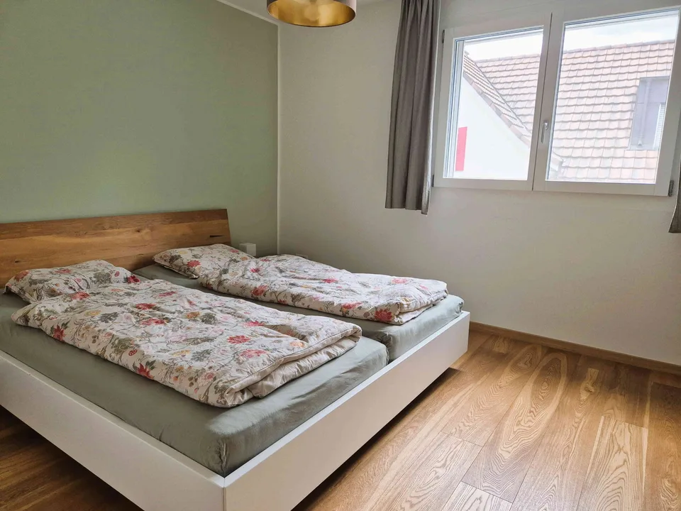 Moderne 5.5-Zimmer-Doppelhaushälfte mit sonniger Terrasse und Garten