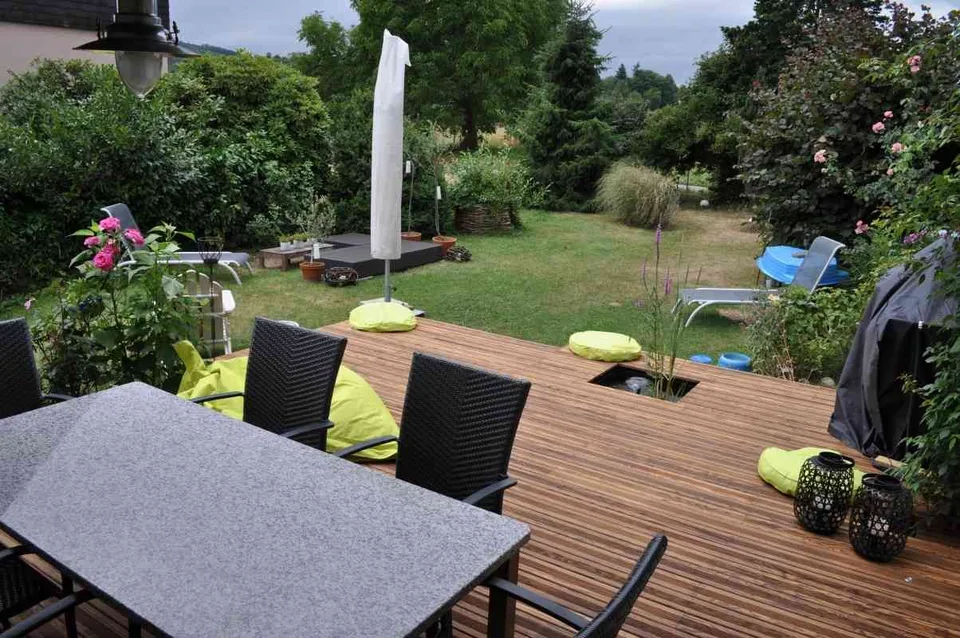 Einfamilienhaus mit Doppelgarage, grosser Terrasse und Poolplatz