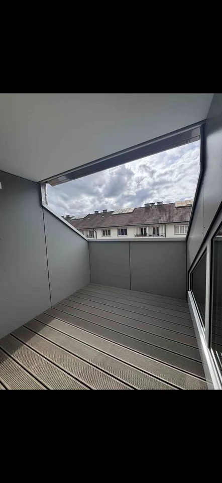 Charmante 2-Zimmer-Dachwohnung mit wunderschöner Loggia in der Berner