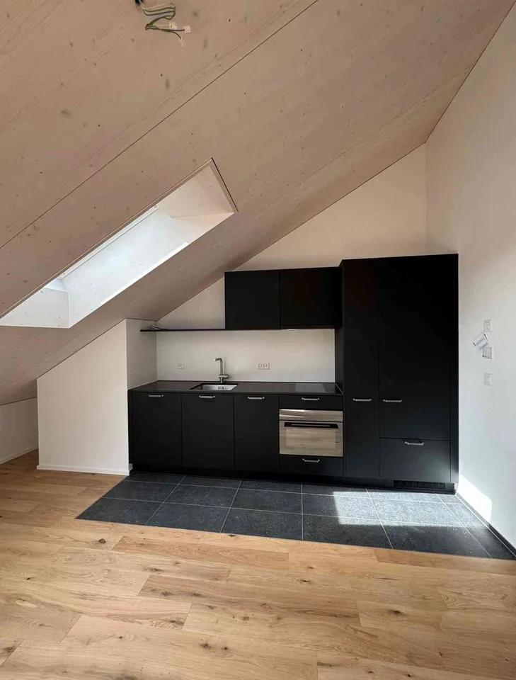 Charmante 2-Zimmer-Dachwohnung mit wunderschöner Loggia in der Berner