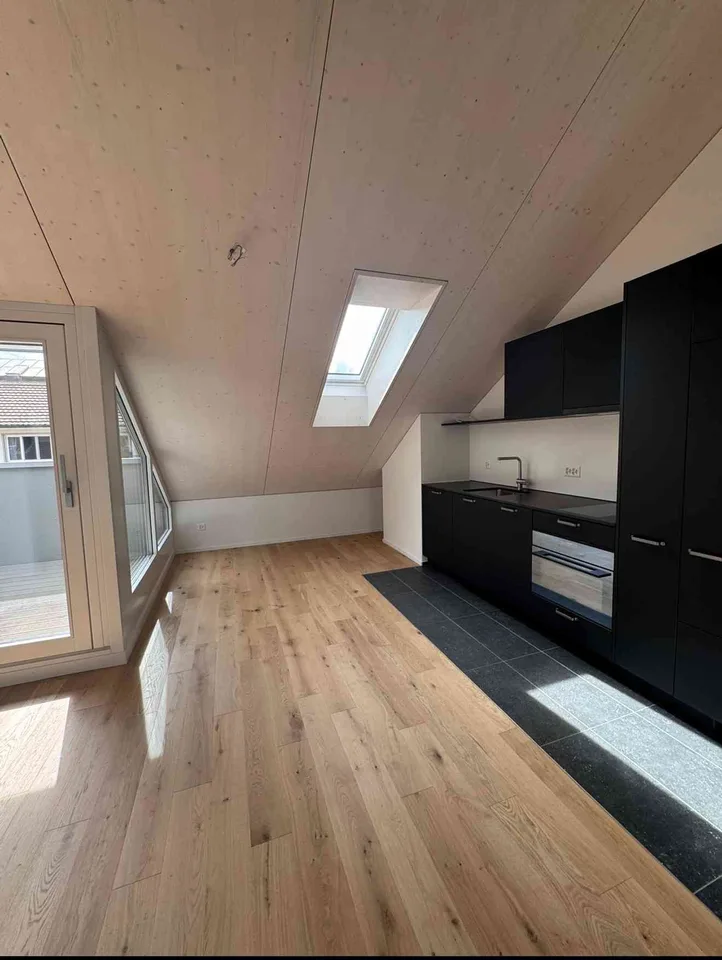 Charmante 2-Zimmer-Dachwohnung mit wunderschöner Loggia in der Berner