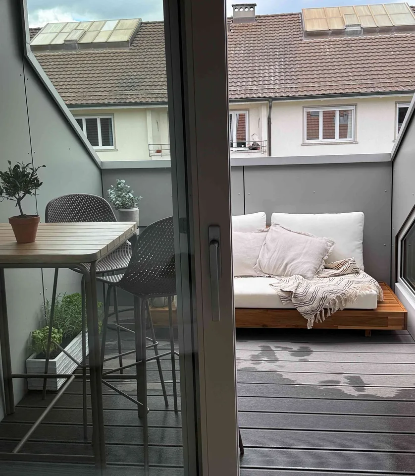 Charmante 2-Zimmer-Dachwohnung mit wunderschöner Loggia in der Berner
