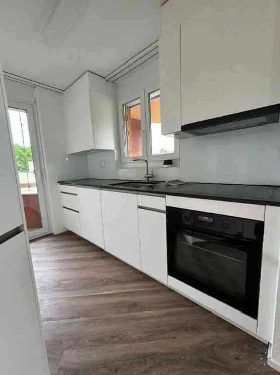 Moderne 2.5 Zimmerwohnung in Seenähe