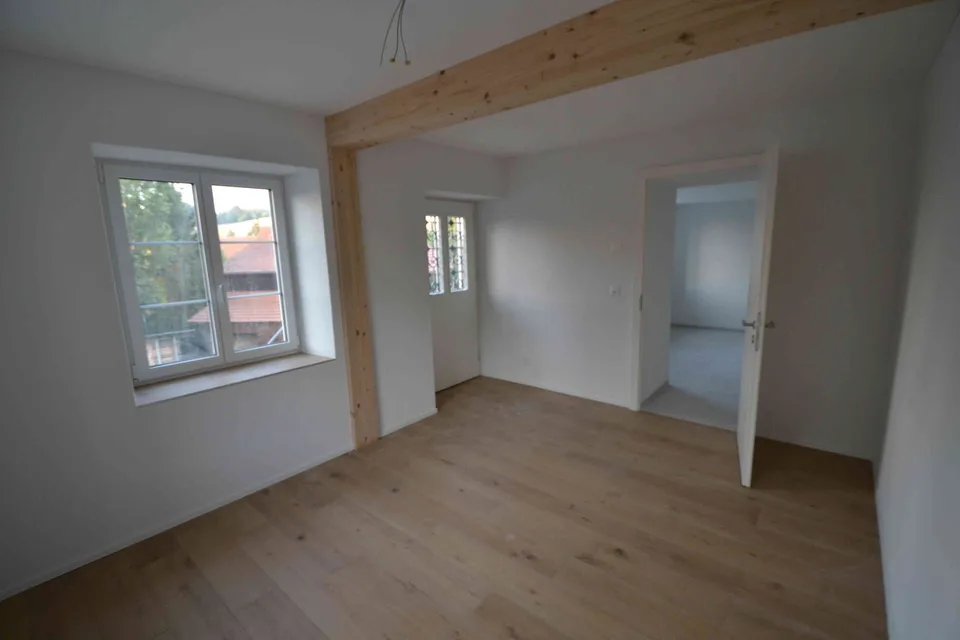 Erstvermietung: 3.5 Zimmer Erdgeschosswohnung in umgebautem Bauernhaus