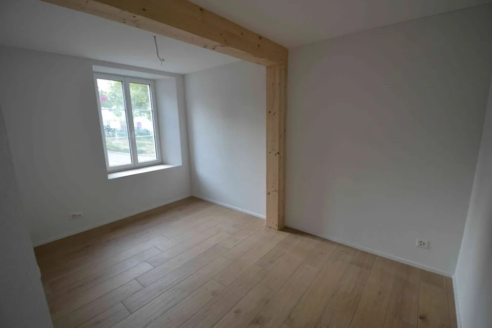 Erstvermietung: 3.5 Zimmer Erdgeschosswohnung in umgebautem Bauernhaus