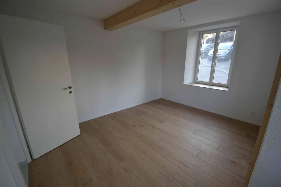 Erstvermietung: 3.5 Zimmer Erdgeschosswohnung in umgebautem Bauernhaus