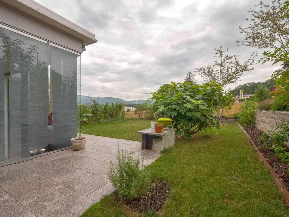 Familienfreundliches, gepflegtes 4,5 Zimmer DHP mit Garten