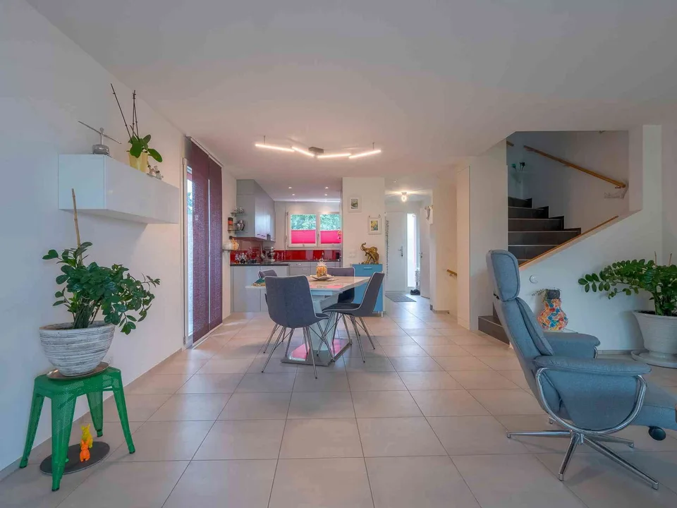 Familienfreundliches, gepflegtes 4,5 Zimmer DHP mit Garten