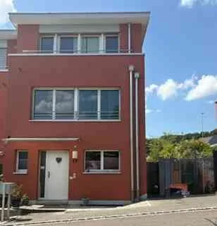 Familienfreundliches, gepflegtes 4,5 Zimmer DHP mit Garten
