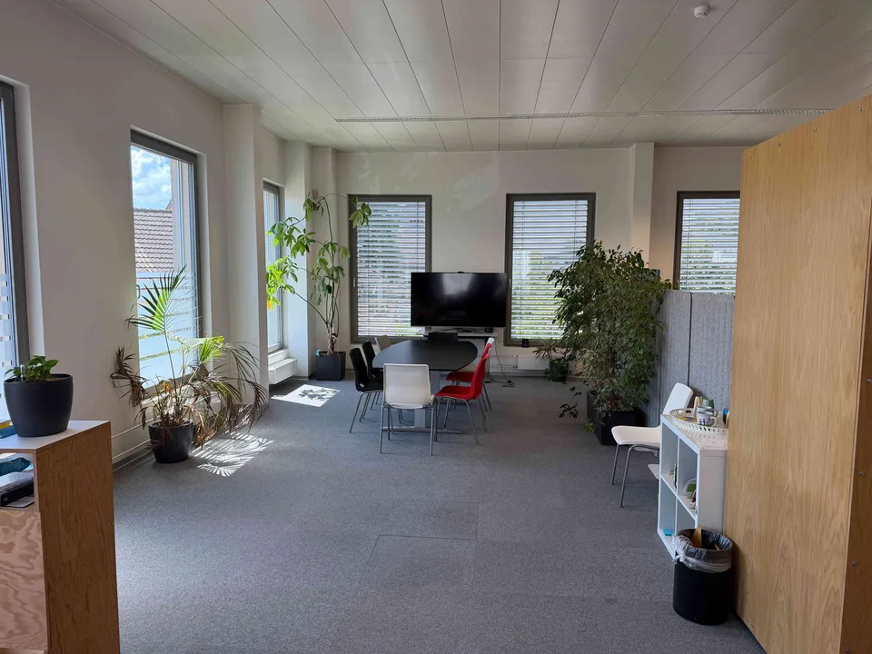 Moderne Bürofläche 354 m² zur Untermiete – direkt beim Bahnhof Jona