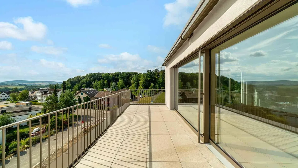 Lichtdurchflutete Attika-Maisonette mit Weitsicht und privatem Garten