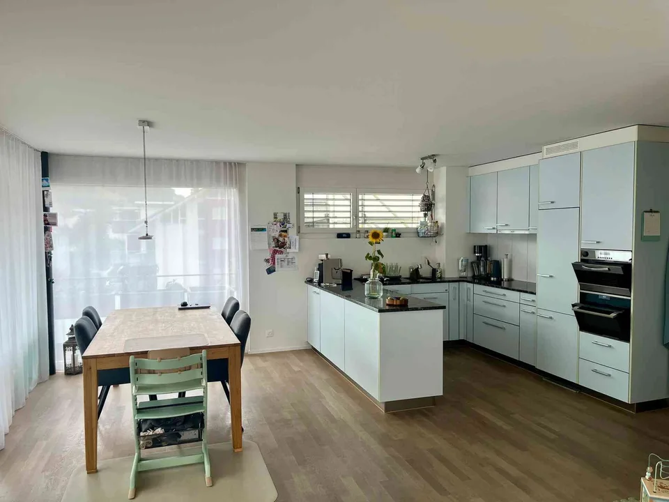 Grosszügige, moderne 4,5 Zimmer Wohnung