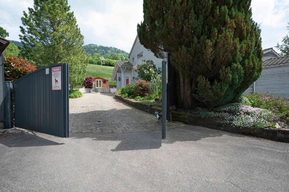 Exklusives Landhausidyll 3’874 m², mit grossem Naturteich & Alpenblick