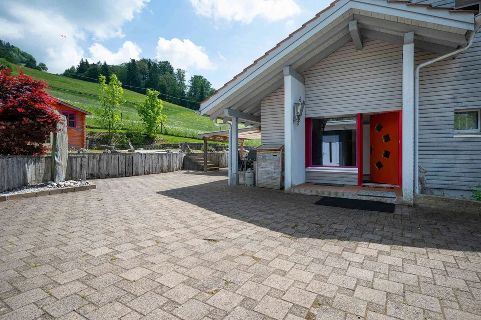 Exklusives Landhausidyll 3’874 m², mit grossem Naturteich & Alpenblick