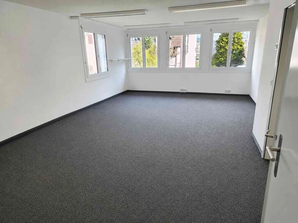 Helles 78-m²-Büro mit Sitzungszimmer – Lager und Parkplätze verfügbar