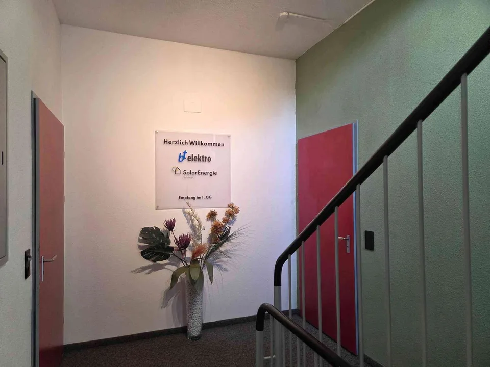 Helles 78-m²-Büro mit Sitzungszimmer – Lager und Parkplätze verfügbar