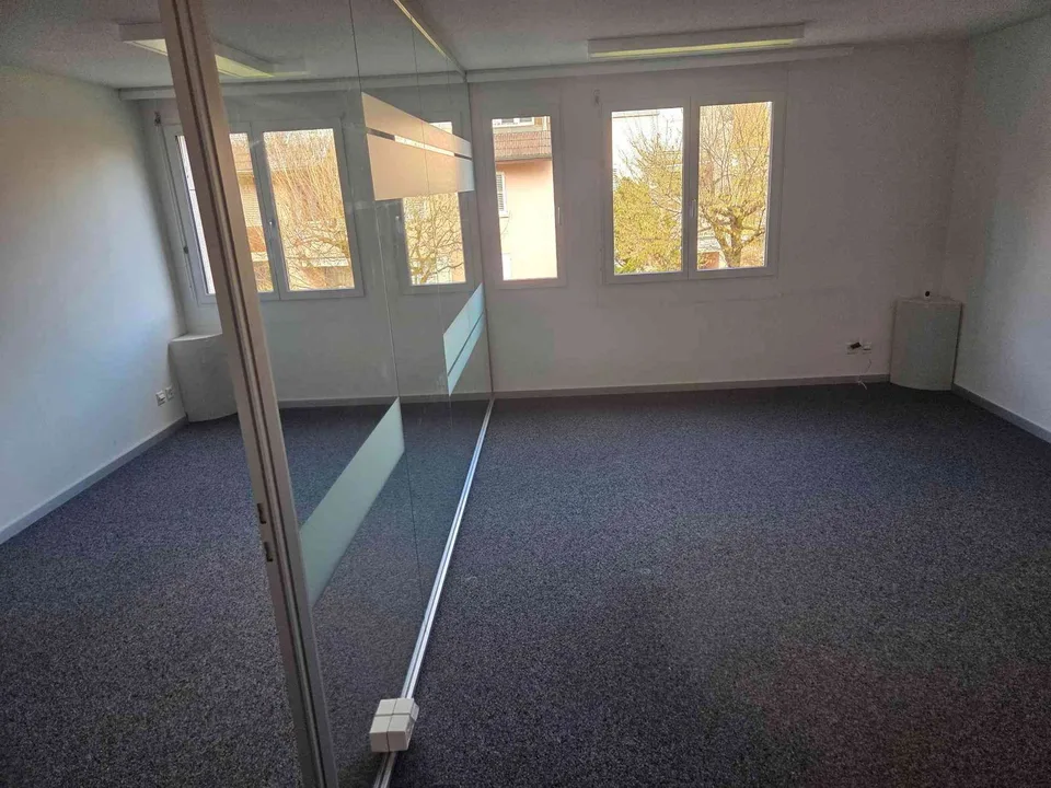 Helles 78-m²-Büro mit Sitzungszimmer – Lager und Parkplätze verfügbar