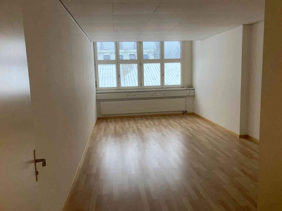 Heller repräsentativer ausgebauter Büroraum 540.--/Monat