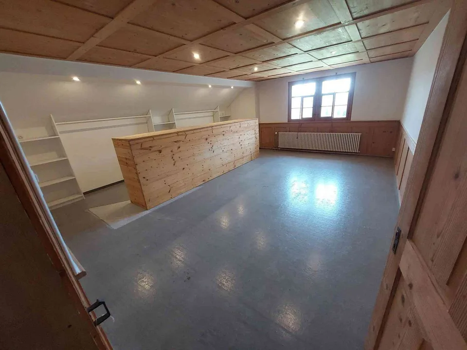 WG Zimmer 24m2 – gross, hell mit Einbauschränken und Säntisblick