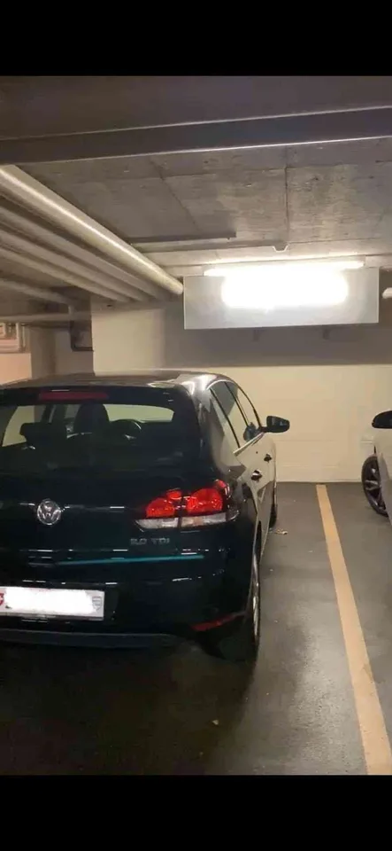 Tiefgaragenstellplatz neben Zug Bahnhof
