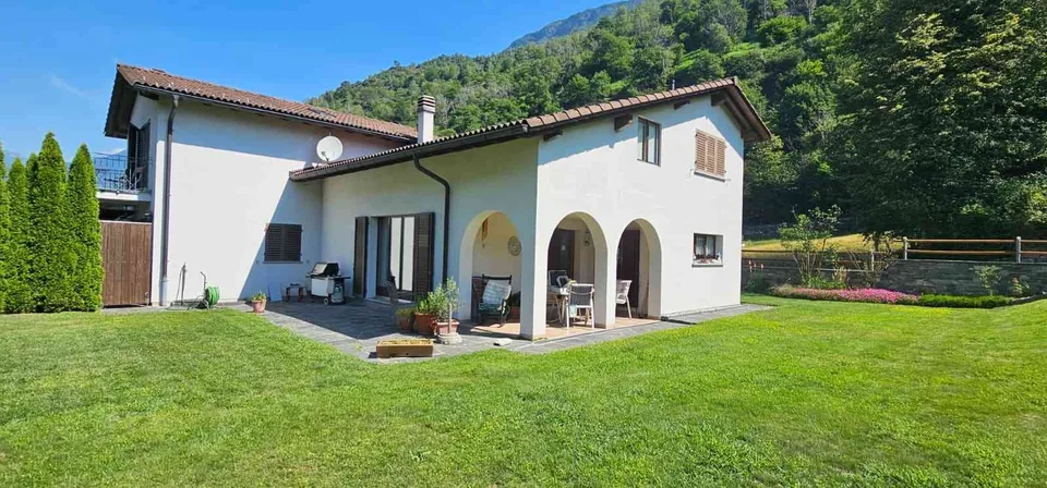 Zu verkaufen Zweifamilienhaus, 1'000 m² Grundstück in Maggia