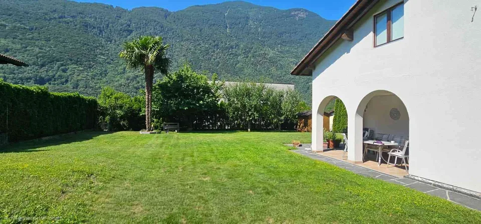 Zu verkaufen Zweifamilienhaus, 1'000 m² Grundstück in Maggia