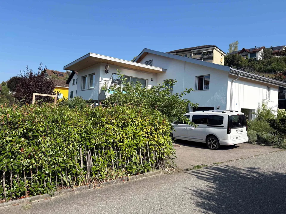 Freistehendes Haus mit Garten und Bergblick