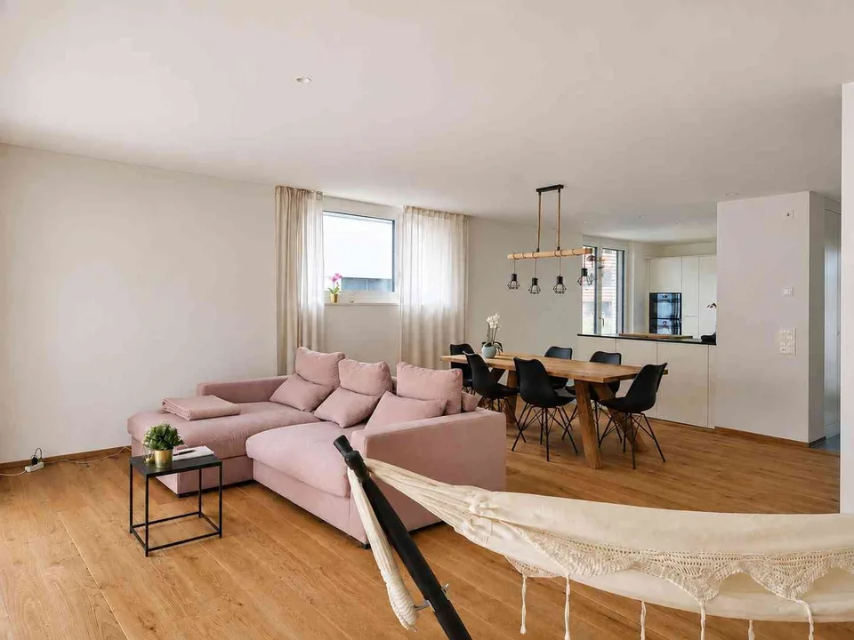 Moderne 5.5-Zimmer-Maisonettewohnung mit Garten und Gemeinschaftspool