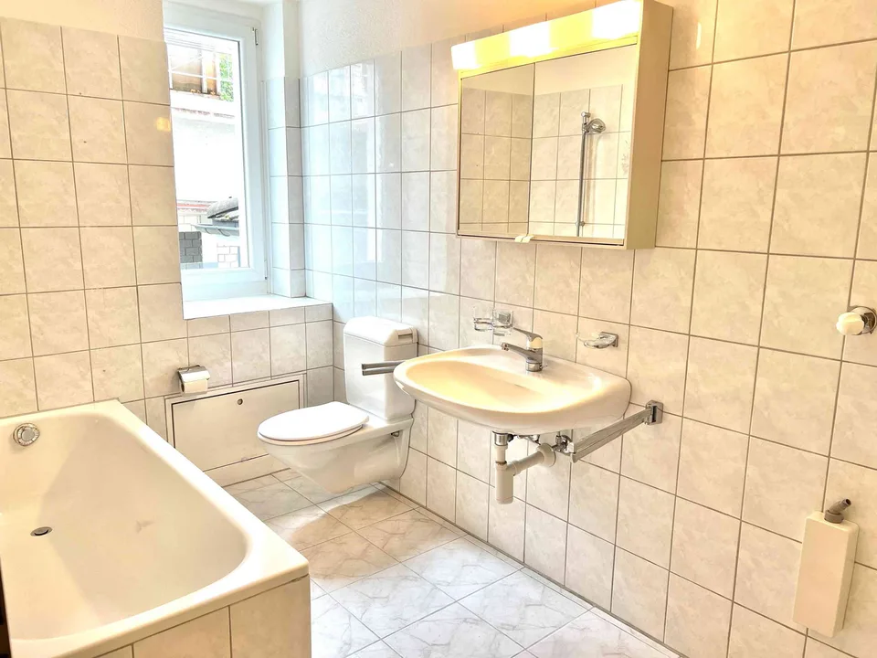 HELLE WOHNUNG MIT GROSSEM BALKON AN ERSTKLASSIGER LAGE