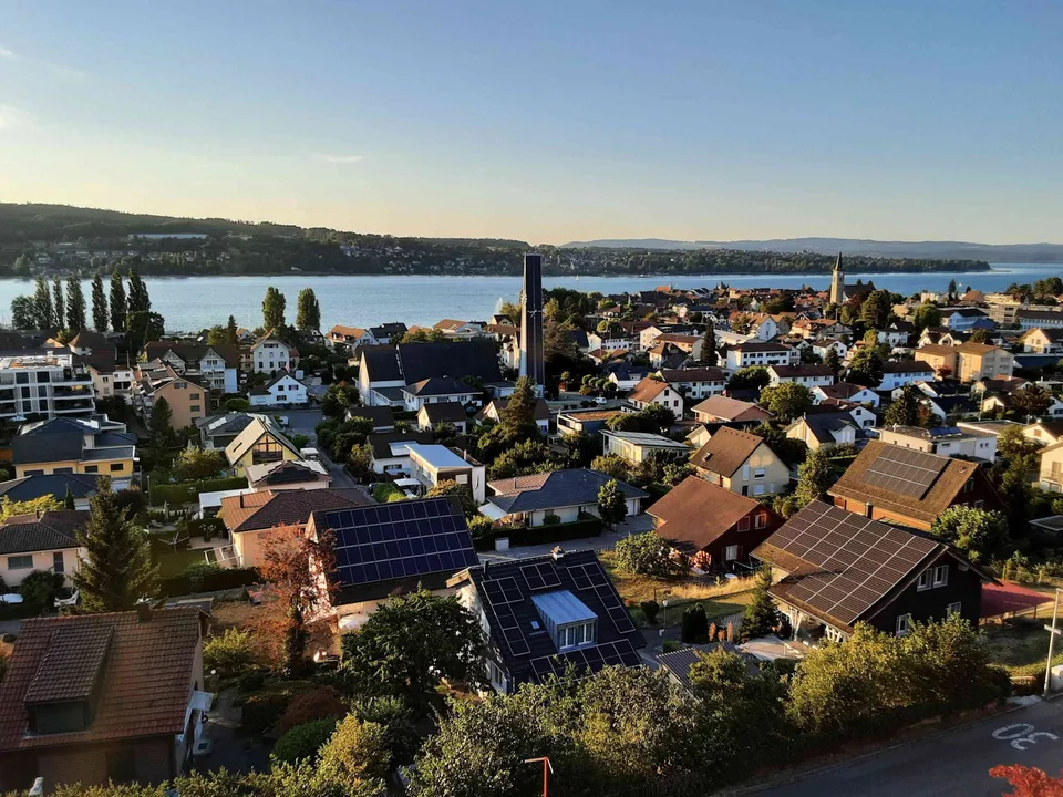 4.5 Zimmer Gartenwohnung mit Panoramaseesicht und 153 qm Privatgarten an erhöhter Lage – Foto 6 von 9