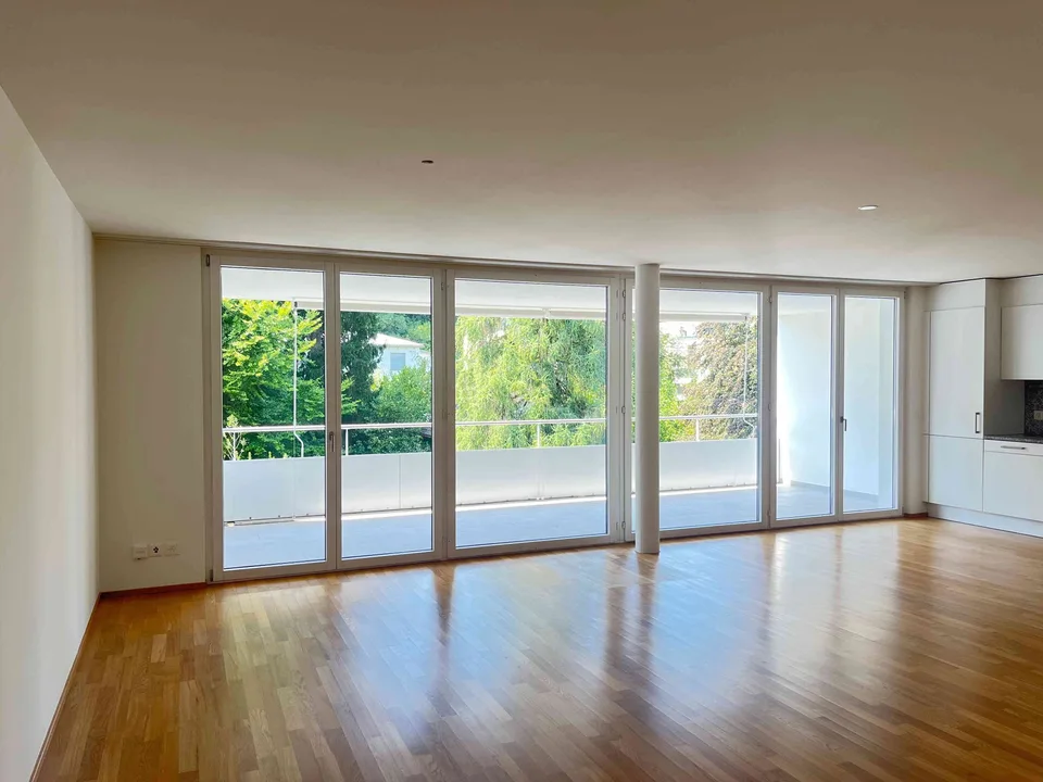 Lichtdurchfluteter Wohntraum mit 3 1/2 Zimmern, XL-Balkon, zentral