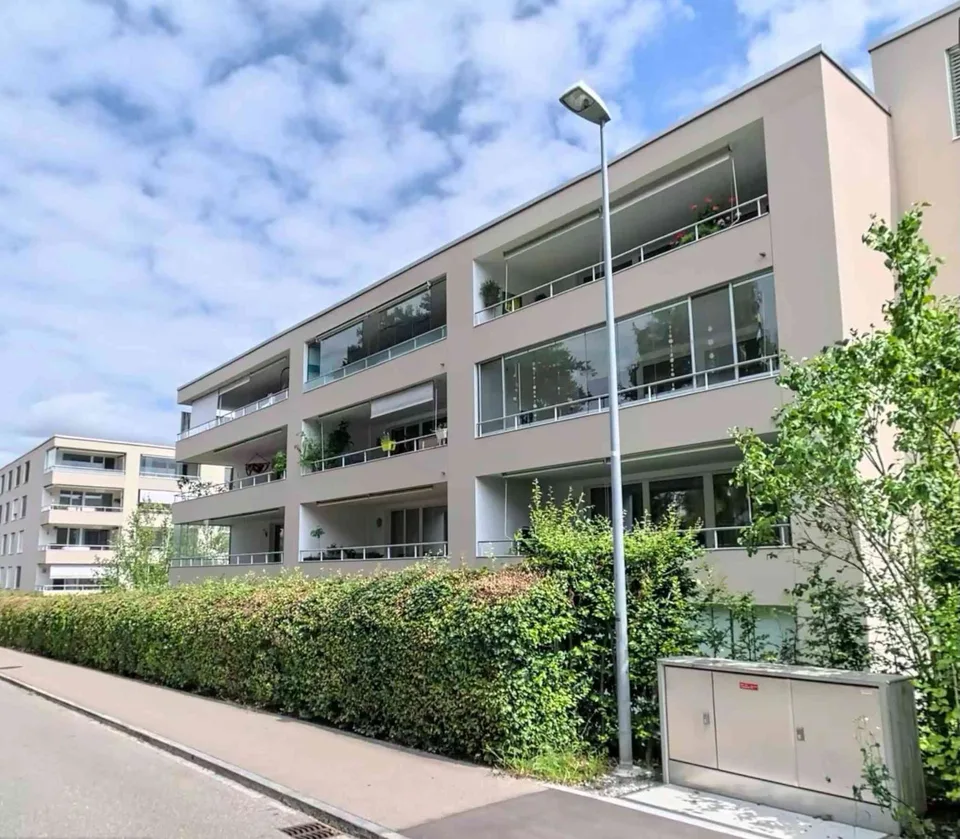 Lichtdurchfluteter Wohntraum mit 3 1/2 Zimmern, XL-Balkon, zentral