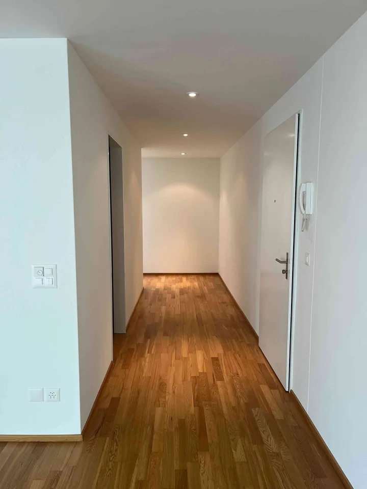 Lichtdurchfluteter Wohntraum mit 3 1/2 Zimmern, XL-Balkon, zentral