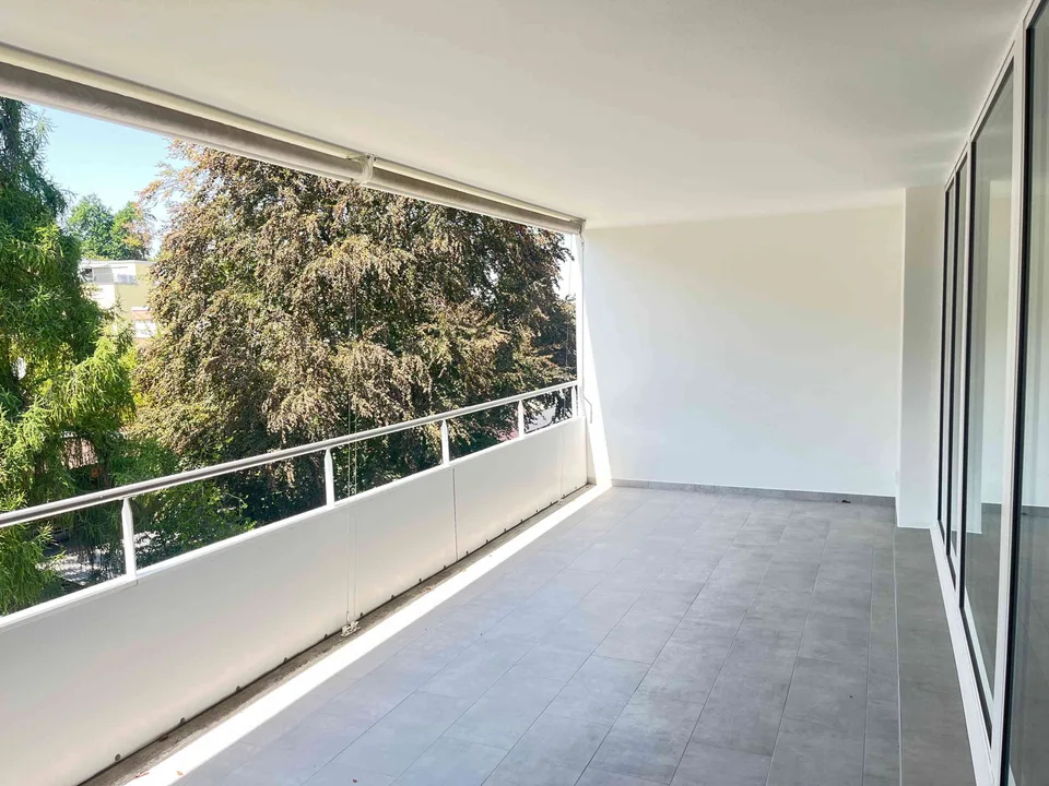 Lichtdurchfluteter Wohntraum mit 3 1/2 Zimmern, XL-Balkon, zentral