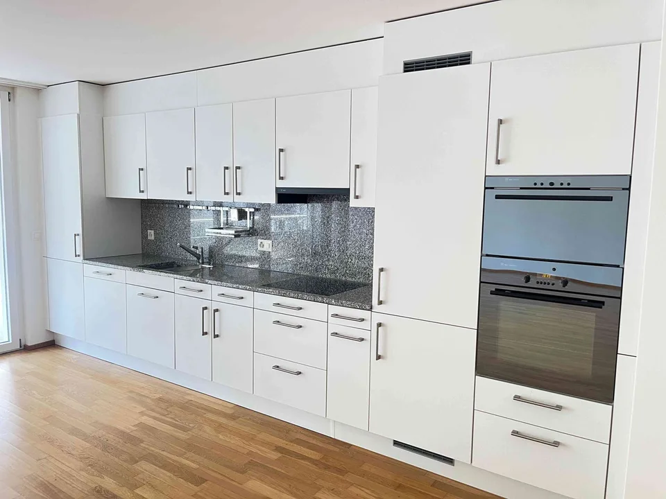 Lichtdurchfluteter Wohntraum mit 3 1/2 Zimmern, XL-Balkon, zentral