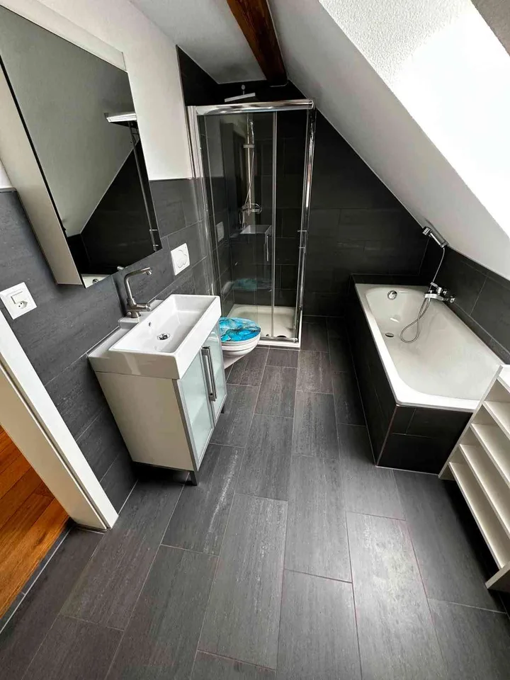 Wunderschöne, helle 3.5-Zimmer-Dachwohnung mit Charme in zentraler Lag