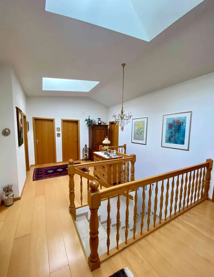Attraktives 9½-Zimmer-Haus mit 2 Wohnungen, Bauland-Parzelle