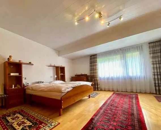 Attraktives 9½-Zimmer-Haus mit 2 Wohnungen, Bauland-Parzelle