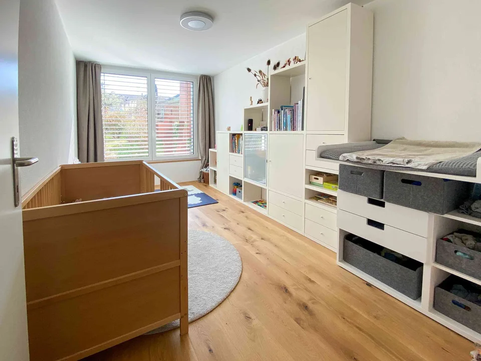Helle, moderne 4.5-Zimmerwohnung mit privatem Gartenteil