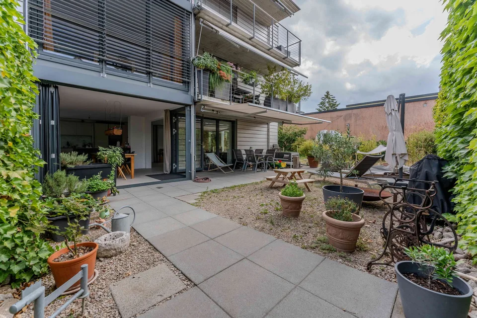 Helle, moderne 4.5-Zimmerwohnung mit privatem Gartenteil