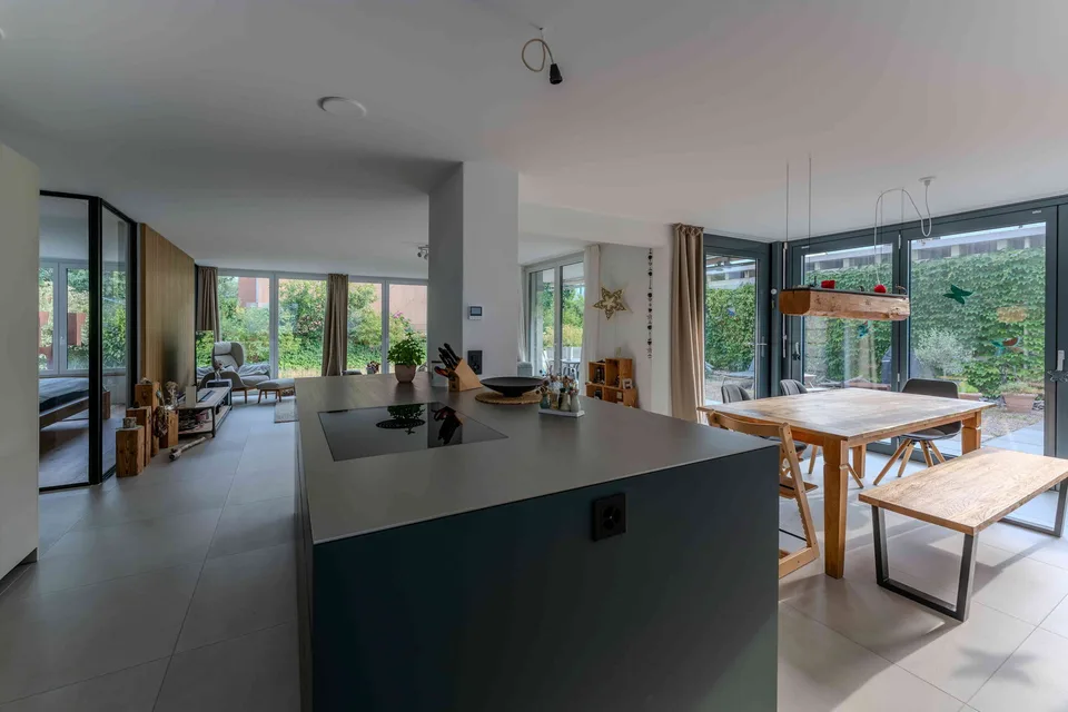 Helle, moderne 4.5-Zimmerwohnung mit privatem Gartenteil