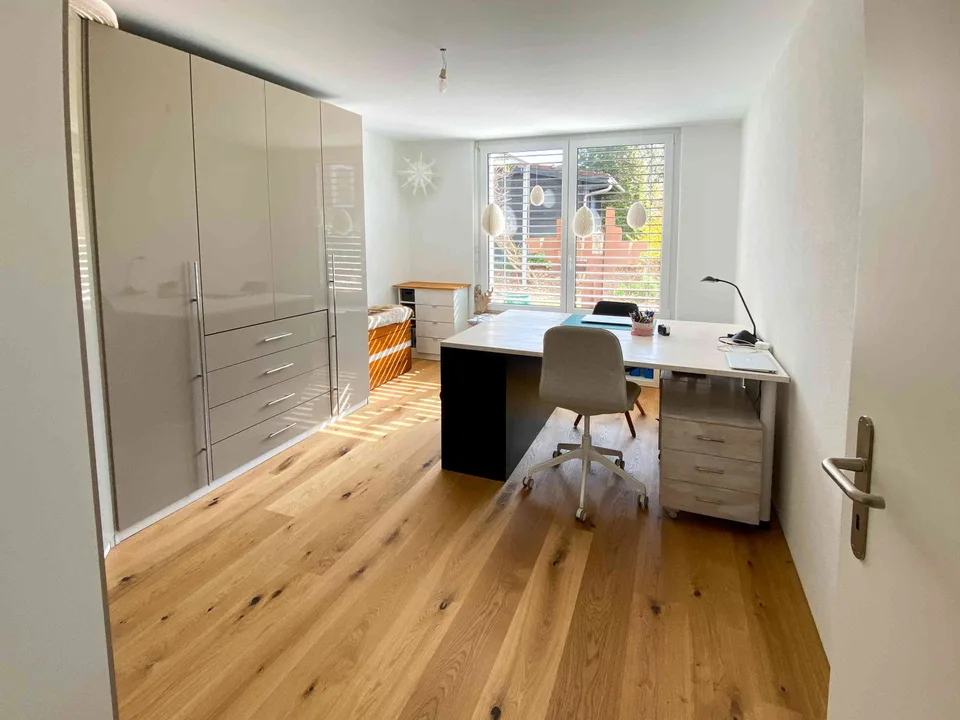Helle, moderne 4.5-Zimmerwohnung mit privatem Gartenteil