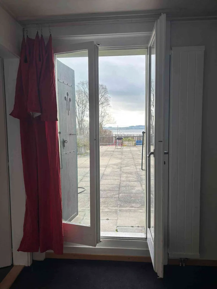 À louer chambre en colocation avec terrasse et vue lac.